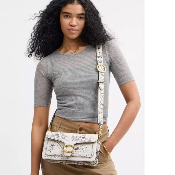 Authentic Coach X Peanuts Tabby Shoulder Bag 26 With Newspaper Print - Picture 4 of 5